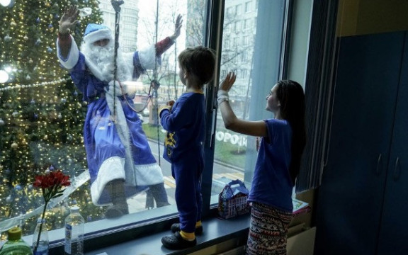 Новый год к нам мчится